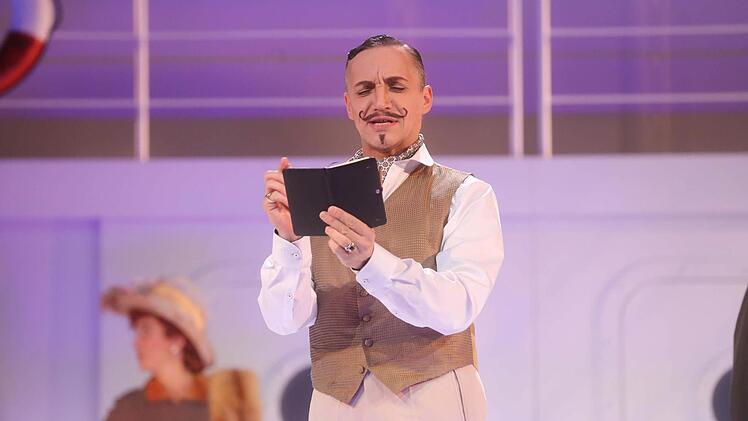 Schwungvolle Premiere: Reichlich Beifall gab es für die Neuinszenierung von "Anything Goes" am Landestheater Coburg. Foto: Henning Rosenbusch