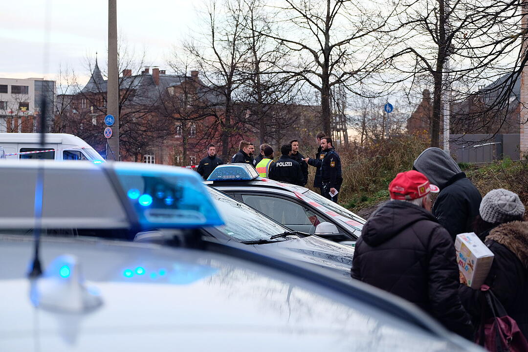 Lebensgefährlich verletzt : Unbekannter prügelt auf offener Straße auf Frau in Nürnberg ein