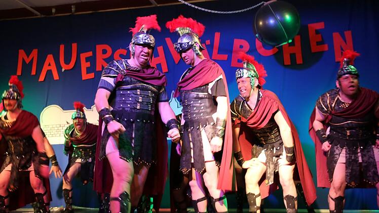 Die Küpser "Firedancers" machten als Römer eine gute Figur auf der Bühne im Seßlacher Sportheim.Bettina Knauth