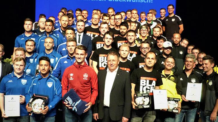 Die erfolgreichen Fußballer mit Club-Profi Törles Knöll (vorne, im roten Club-Pulli)Foto: Werner Reißaus