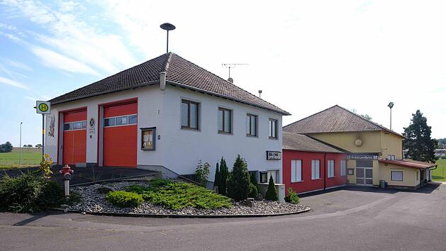 Für die Sanierungs- und Erweiterungsmaßnahmen am Feuerwehrhaus und am angrenzenden Sportheim in Schwärzelbach stellte die Gemeinde Wartmannsroth einen Bauantrag. Foto: Gerd Schaar
