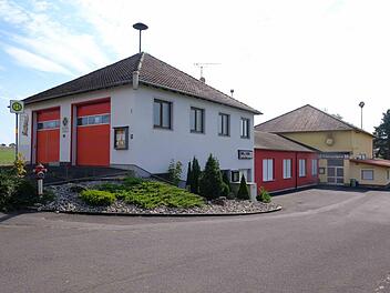 Für die Sanierungs- und Erweiterungsmaßnahmen am Feuerwehrhaus und am angrenzenden Sportheim in Schwärzelbach stellte die Gemeinde Wartmannsroth einen Bauantrag. Foto: Gerd Schaar