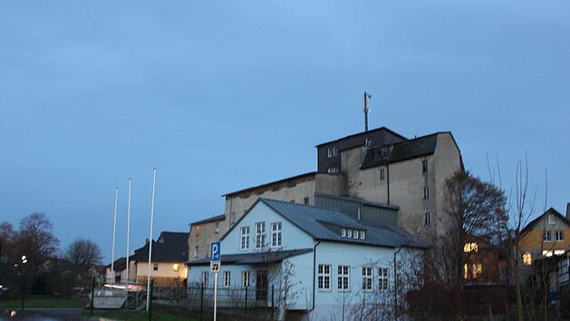 Die Kirschbaummühle - hier vom Schützenanger aus gesehen - ist jetzt schon ein überragendes Gebäude in der Stadt Lichtenfels, dem man aber aufgrund seines nicht sehr gepflegten Äußeren eher wenig Beachtung schenkt. Foto: Ramona Popp