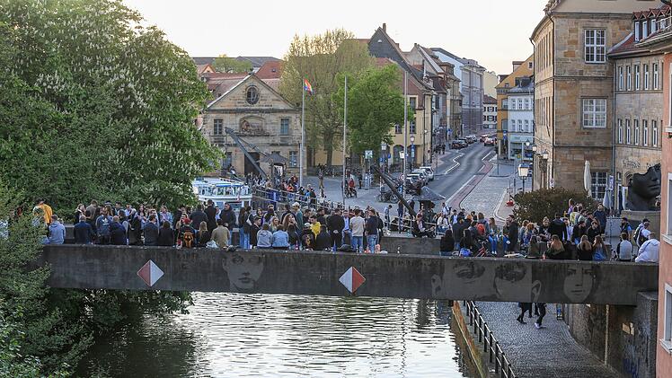 Partybrücke in Bamberg: Menschen feiern ohne Abstand und Masken