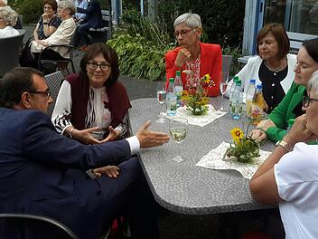 Nach dem offiziellen Teil mischte sich Klaus Holetscheck (links) unters Volk. In kleinen Gruppen stand er interessierten Bürgerinnen und Bürgern Rede und Antwort.    Foto: Rolf Pralle