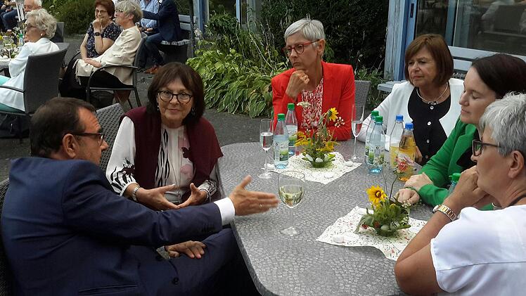 Nach dem offiziellen Teil mischte sich Klaus Holetscheck (links) unters Volk. In kleinen Gruppen stand er interessierten Bürgerinnen und Bürgern Rede und Antwort.    Foto: Rolf Pralle