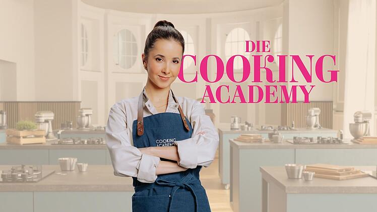 Irini Dimitriou (Lara Kimpel) lernt in der neuen Serie "Die Cooking Academy", eine Küche mit Finesse zu führen.