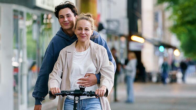 Katja (Petra Schmidt-Schaller) und ihr 20-jähriger Sohn Anton (Levy Rico Arcos) hatten es zuletzt nicht leicht miteinander. Nachdem sich die Eltern vor zwei Jahren getrennt hatten, zog der 18-Jährige in eine Gartenlaube. Über eine unerwartete Anklage, kommt diese Zeit plötzlich bei Anton traumatisch wieder zurück in seinen Kopf.