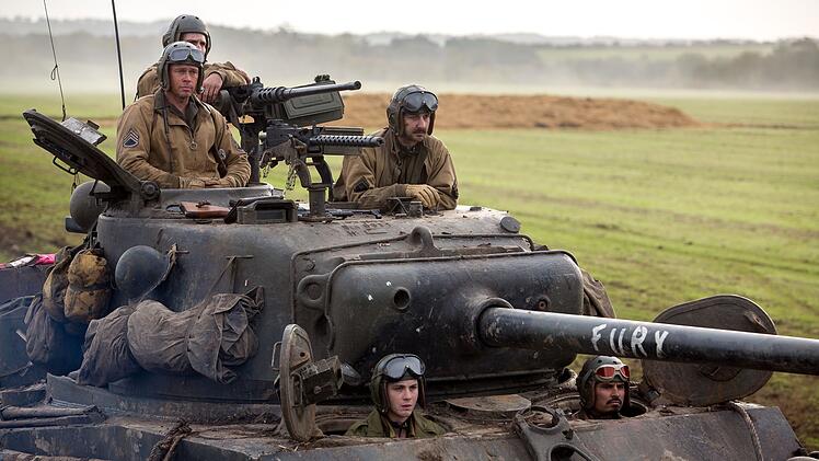 Die Mannschaft des Panzers "Fury" (von links): Wardaddy (Brad Pitt), Grady Travis (Jon Bernthal), Boyd Swan (Shia LaBeouf), Norman Ellison (Logan Lerman) und Trini Garcia (Michael Pe&ntilde;a).