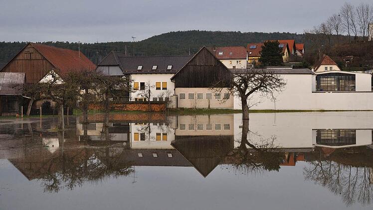 In Weidnitz spiegeln sich die Häuser in den überschwemmten Wiesen.