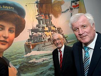 Horst Seehofer (rechts) und Regierungspräsident Paul Beinhofer vor einem der großformatigen Bilder der Ausstellung. Foto: David Ebner/dpa