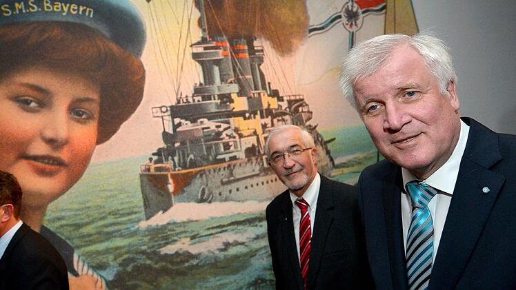 Horst Seehofer (rechts) und Regierungspräsident Paul Beinhofer vor einem der großformatigen Bilder der Ausstellung. Foto: David Ebner/dpa