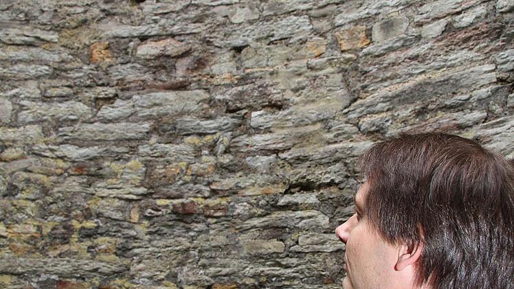 Die Steine bröckeln und haben nahezu die gesamte Ruine baufällig gemacht.