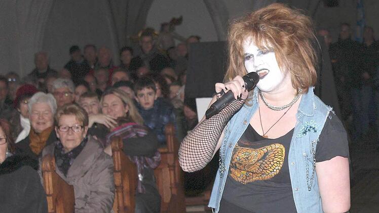 Mit einem "eXtra-Gottesdienst" in der Ritterkapelle begann der Besuch des Weihbischofs bei der Dekanats-Jugend in Haßfurt. Sandra Lohs mimte dabei die "personifizierte Zerstörung".