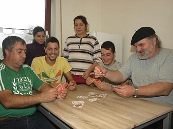 Die Asylbewerber, die inzwischen in Ebenhausen wohnen, fühlen sich gut aufgenommen. Auf unserem Foto schart sich eine Familie aus Mazedonien um ihren Küchentisch zusammen mit Peter Iberl, der sich um die Südosteuropäer kümmert. Foto: Stefan Geiger