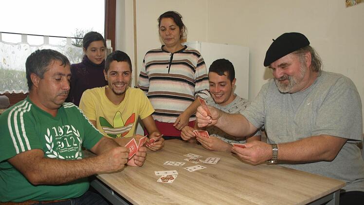 Die Asylbewerber, die inzwischen in Ebenhausen wohnen, fühlen sich gut aufgenommen. Auf unserem Foto schart sich eine Familie aus Mazedonien um ihren Küchentisch zusammen mit Peter Iberl, der sich um die Südosteuropäer kümmert. Foto: Stefan Geiger