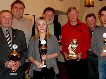 Stadtmeister: Bürgermeister Helmut Blank und Sportreferent Andreas Trägner ehrten die Stadtmeister (von links. Karl Bauer, Andreas Trägner, Alina Behr, Georg Mahlmeister, Hubert May, Theo Tüchert und Oskar Denner). Fotos: Gaby Seifried