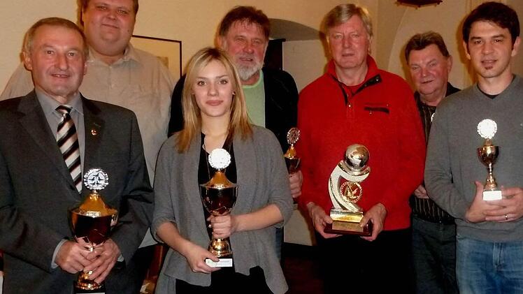 Stadtmeister: Bürgermeister Helmut Blank und Sportreferent Andreas Trägner ehrten die Stadtmeister (von links. Karl Bauer, Andreas Trägner, Alina Behr, Georg Mahlmeister, Hubert May, Theo Tüchert und Oskar Denner). Fotos: Gaby Seifried