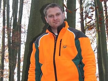 Patrick Lehmann (31) erkundet die Stadtsteinacher Wälder. Aber auch Waldgebiete in Kulmbach bei der B 85 und in Himmelkron gehören zu seinem Revier Stadtsteinach. Foto: Sonja Adam