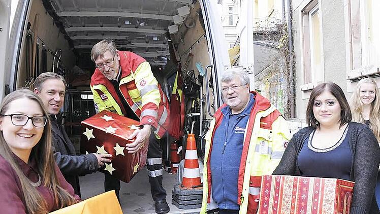 Die Azubis des Landratsamtes Erlangen-Höchstadt haben nicht nur die Mitarbeiterinnen und Mitarbeiter dazu animiert, sich an der Johanniter Weihnachtstrucker-Aktion zu beteiligen, sondern packten zusammen mit Landrat Alexander Tritthart mit an und luden die Pakete in den Transporter von Lorand Szüszner (M.) und Haro Somborn (Dritter v.r.).