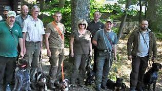 Diese Hunde und ihre Hundeführer haben die Prüfung für die Brauchbarkeit bei der Jagd und im Revier bestanden. Mit auf dem Bild die Prüfer und Mitrichter. Foto: Simon Albrecht