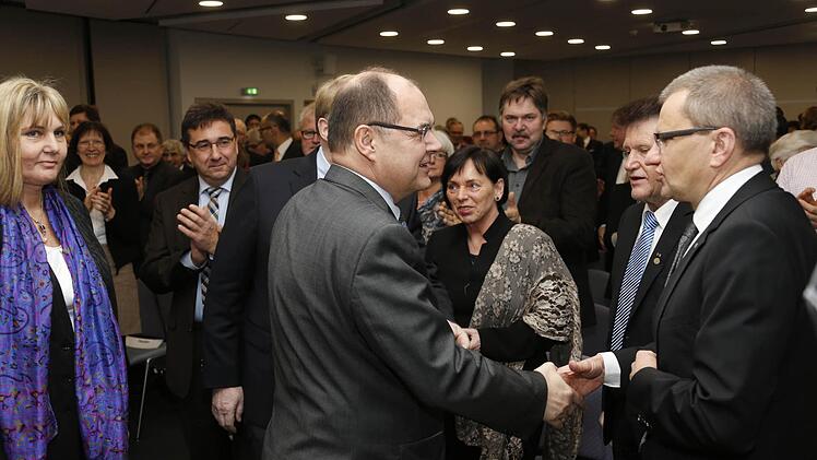 Bundeslandwirtschaftsminister Christian Schmidt (Mitte) wird von IHK-Hauptgeschäftsführer Siegmar Schnabel (von rechts, im Vordergrund), IHK-Präsident Friedrich Herdan, der Sonneberger Landrätin Christine Zitzmann, Bundestagsabgeordnetem Hans Michelbach (verdeckt), Bürgermeister Rolf Rosenbauer (Gemeinde Untersiemau) und Zweiter Bürgermeisterin Birgit Weber begrüßt. Foto: Matthias Hoch