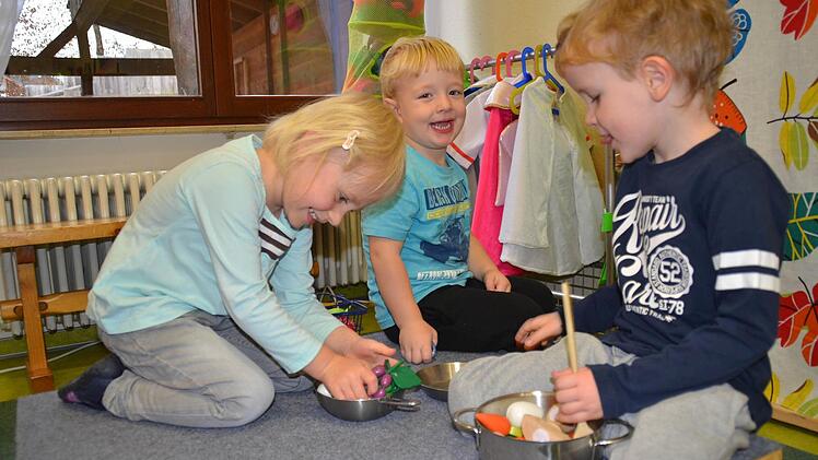 Antonia (von links), Emilio und Thomas sind heute Köche. Hier bereiten sie einige Fantasiegerichte zu. Foto: Kathrin Kupka-Hahn