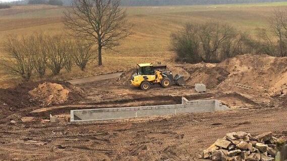Die Entstehung: Nach dem Erdaushub wurde der Schwimmbereich mit Beton ausgegossen. Fotos: Silvia Schuhmann