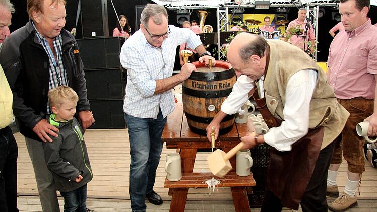 Bernhard Seeberger verschwendete beim Anstich nur wenige Tropfen des ersehnten Freibiers. Foto: Richard Sänger
