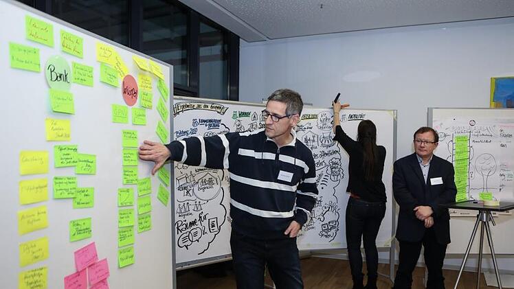 Am Ende der Denkwerkstatt präsentierten Vertreter der einzelnen Arbeitsgruppen ihre Ergebnisse. Foto: Barbara Herbst