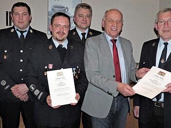 Mit dem Staatlichen Ehrenzeichen wurden Jens Hofmann und Reinhold Müller ausgezeichnet. Unser Bild zeigt (von links) Kreisbrandmeister Rainer Bär, Kommandant Markus Holhut, Jens Hofmann, Kreisbrandinspektor Fritz Weinlein, Bürgermeister Hermann Anselstetter, Reinhold Lauterbach und zweiten Vorsitzenden Roland Opel. Foto: Werner Reißaus