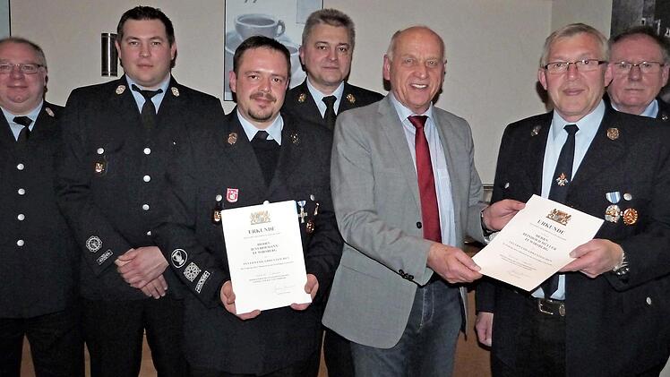 Mit dem Staatlichen Ehrenzeichen wurden Jens Hofmann und Reinhold Müller ausgezeichnet. Unser Bild zeigt (von links) Kreisbrandmeister Rainer Bär, Kommandant Markus Holhut, Jens Hofmann, Kreisbrandinspektor Fritz Weinlein, Bürgermeister Hermann Anselstetter, Reinhold Lauterbach und zweiten Vorsitzenden Roland Opel. Foto: Werner Reißaus