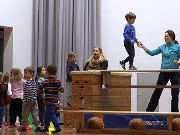 Mutig wird über den Abgrund balanciert, Trainerin Katja gibt Hilfestellung. Foto: Thomas Dill