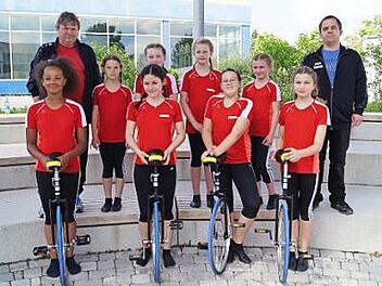 Gute Leistungen boten die jungen Sportlerinnen des RSV "Solidarität" Reuth bei den Bayerischen Meisterschaften (vorne, von links): Sharan Kaplan, Christina Renner, Julia Mahr und Finja Melzer. (Hintere Reihe, von links): Vorsitzender und Sportleiter Thomas Bittruf, Jule Ultsch, Nelly Bohla, Marlene Gögelein, Amelia Zawilinska und Übungs- sowie Jugendleiter Tobias Backer.  Foto: RSV Reuth