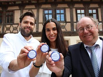 Konstantin (von links) und Meliz Winter stellen mit Peter Weidisch die neuen Buttons zur  Unesco-Weltkulturerbe Bewerbung vor. Foto: Benedikt Borst