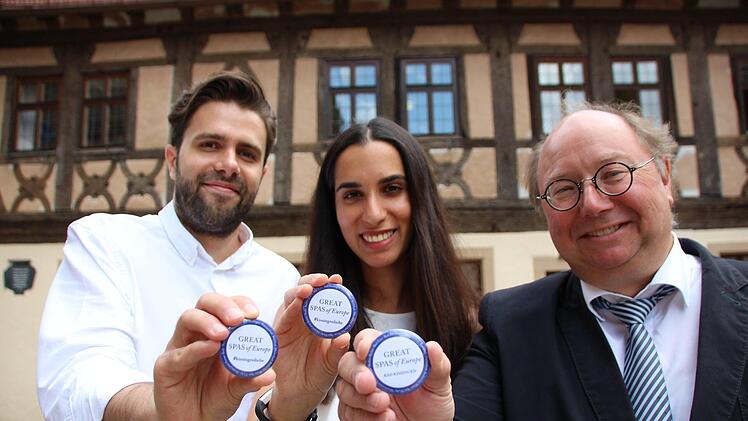 Konstantin (von links) und Meliz Winter stellen mit Peter Weidisch die neuen Buttons zur  Unesco-Weltkulturerbe Bewerbung vor. Foto: Benedikt Borst