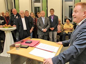 Zahlreiche Gäste konnte Bürgermeister Matthias Klement (rechts) zum  Neujahrsempfang der Marktgemeinde Maßbach begrüßen. Unter ihnen war auch  Landrat Thomas Bold (Mitte). Foto: Dieter Britz