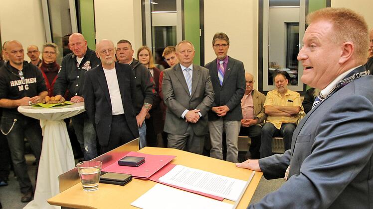 Zahlreiche Gäste konnte Bürgermeister Matthias Klement (rechts) zum  Neujahrsempfang der Marktgemeinde Maßbach begrüßen. Unter ihnen war auch  Landrat Thomas Bold (Mitte). Foto: Dieter Britz