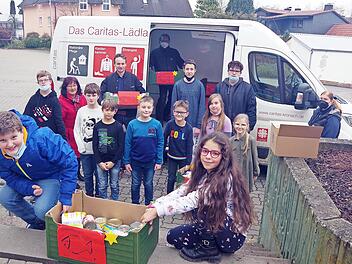 Als Günter Biesenecker und Melanie Totzauer die Spenden abholten, waren neben einigen Schülern auch Rektor Michael Schnappauf und die Initiatorin Regina Marr anwesend.