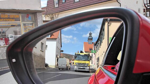 Eigentlich sollte im Zuge der Kanalsanierung ein neuer Stra&szlig;enbelag kommen -  das kann aber noch dauern.