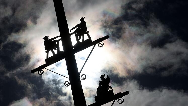 Im bayerischen Oberpöring soll ein Mann von zwei Jugendlichen unter einem Maibaum angezündet worden sein.