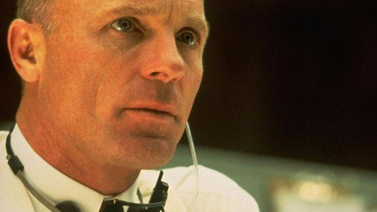 Gene Kranz (Ed Harris) tut am Boden alles, um den in Not geratenen Astronauten zu helfen.