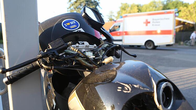 Am Sonntagabend (22.06.2014) wollte ein circa 25-Jähriger mit seinem Seat in Altenkunstadt (Lkr. Lichtenfels) von der St2191 kurz vor der Mainbruecke nach links in eine Hauseinfahrt abbiegen. Ein nachfolgender 49-jähriger Rollerfahrer erkannte die Situation zu spaet, setzte zum Ueberholen an und krachte frontal in die Fahrerseite des Seats. Der Zweiradfahrer zog sich dabei lebensgefährliche Verletzungen zu und musste mittels Rettungshubschrauber in eine Spezialklinik geflogen werden. Im Auftr...