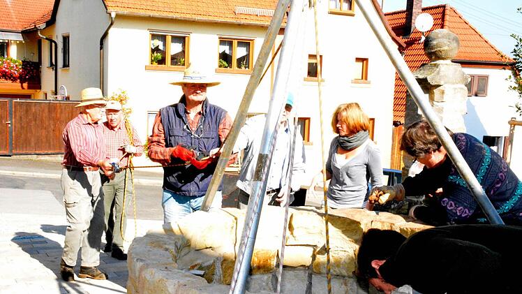 Nun steht fest, der Brunnen im Pfarrhof in Burgpreppach brachte keine besonderen Überraschungen.  Foto: Schmidt