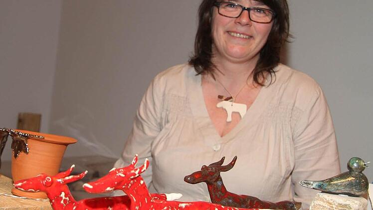 Monika Pittrof aus Stadtsteinach und ihre Figuren aus Ton. Foto: Sonja Adam