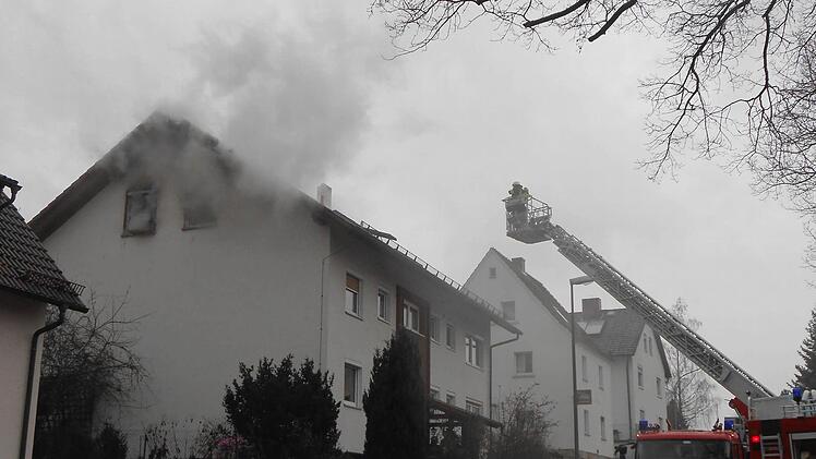 Dichter Rauch quillt aus dem Dachgeschoss des Gebäudes. Foto: Katrin Geyer