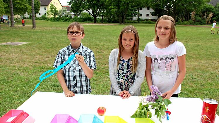 Sascha, Lea und Emma sagen Frühlingsgedichte auf.