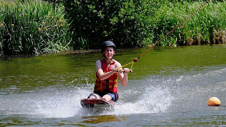 Bei den sommerlichen Temperaturen zieht es Wake-Board-Freunde aus vielen Bundesländern nach Thulba. Foto: Gerd Schaar