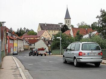 Die Ludwigsbrücke über die Lauer und die Ludwigstraße in Poppenlauer sollen saniert werden. Die Arbeiten werden allerdings aufgeschoben, da die Angebote der Baufirmen höher sind, als im Haushalt der Marktgemeinde vorgesehen.  Foto: Dieter Britz