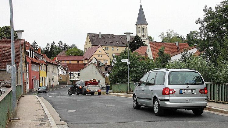 Die Ludwigsbrücke über die Lauer und die Ludwigstraße in Poppenlauer sollen saniert werden. Die Arbeiten werden allerdings aufgeschoben, da die Angebote der Baufirmen höher sind, als im Haushalt der Marktgemeinde vorgesehen.  Foto: Dieter Britz